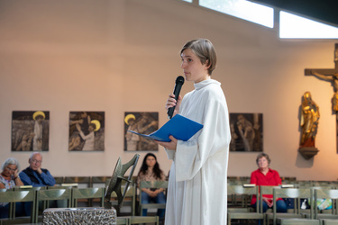 Schwester Maria Schmitt bei der Predigt